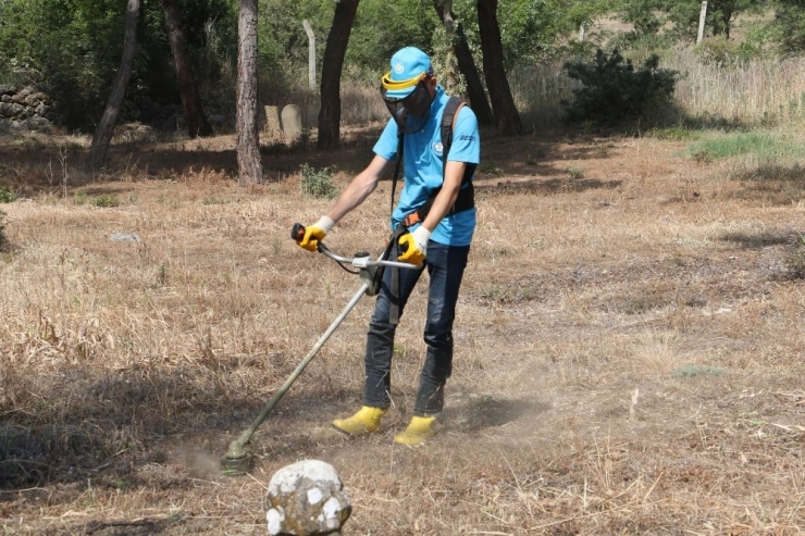 Manisa’da Mezarlıklarda Bayram Hazırlığı