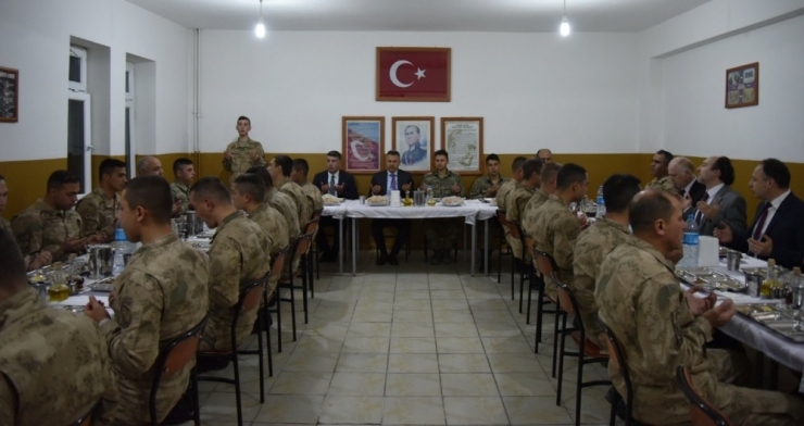 Vali Elban Mehmetçikle İftar Yaptı