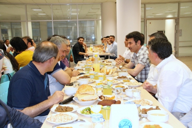 Üniversite Personeli İftar Yemeğinde Buluştu
