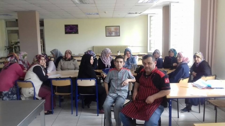 Altıntaş’ta 272 Saatlik ’Aşçı Çırağı Kursu’ Sona Erdi