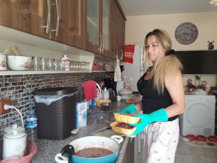 2 Katlı Evinde Sadece Sokak Hayvanlarına Bakıyor