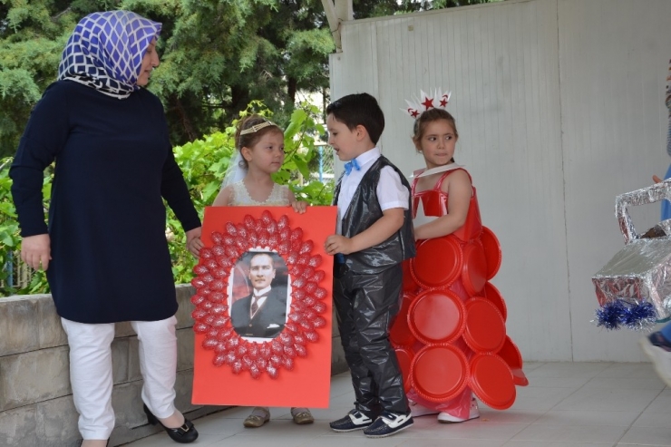 Minik Öğrencilerden Geri Dönüşüm Defilesi