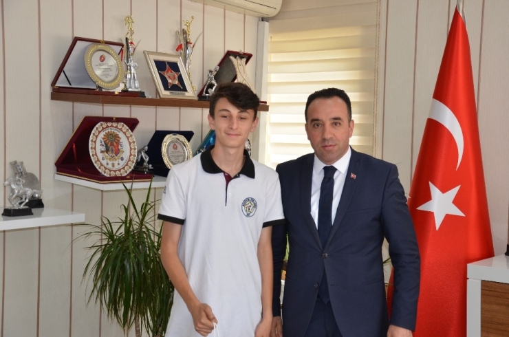 İl Müdürü Yıldız Başarılı Sporcuları Ödüllendirdi