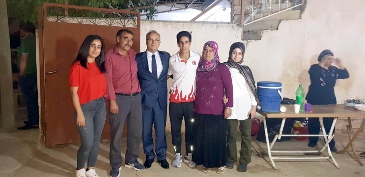 Başkan Kayda’dan Dünya Şampiyonuna Evinde Sürpriz Ziyaret