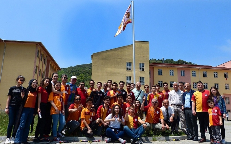 Meşaleler Yakıp Galatasaray Bayrağı’nı Göndere Çektiler