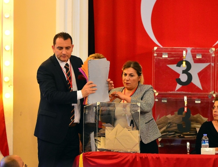 Galatasaray’da Oy Verme İşlemi Bitti, İlk Sandık Açıldı