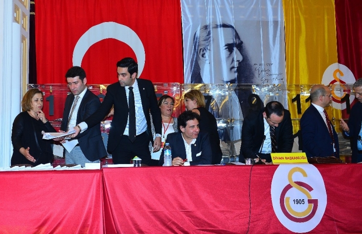 Galatasaray’da Oy Verme İşlemi Tamamlandı. Sandıklar Sınıflardan Alınarak Büyük Salona Getirildi Ve Biraz Sonra Sayım İşlemine Geçilecek.