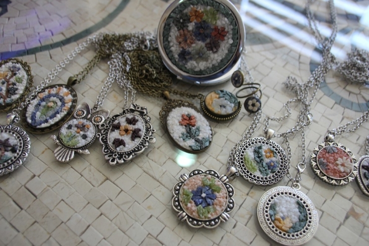 Mozaik Eserler Mikro İşlemiyle Aksesuara Dönüşüyor