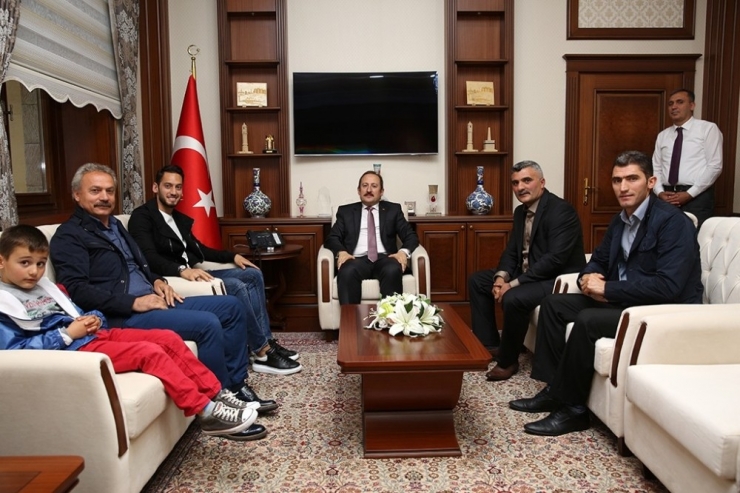 Milli Futbolcu Çalhanoğlu Vali Pehlivan’ı Ziyaret Etti