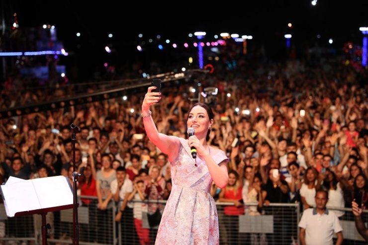 Sevcan Orhan, Türkülerini Mersinliler İçin Söyledi