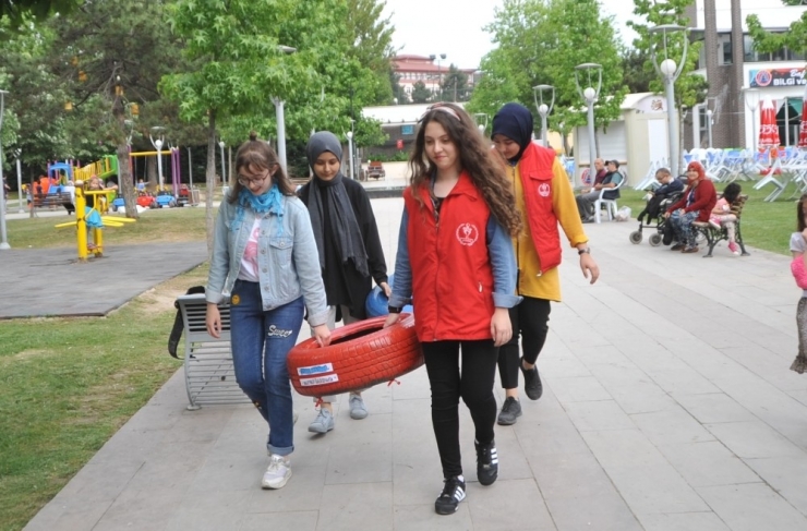 Öğrencilerden Sokak Hayvanlarına Yatak