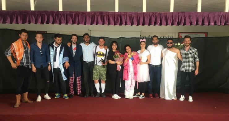 Kuşadası’nda Öğretim Görevlileri Ve Öğrenciler Birlikte Tiyatro Oyunu Sahneye Koydu
