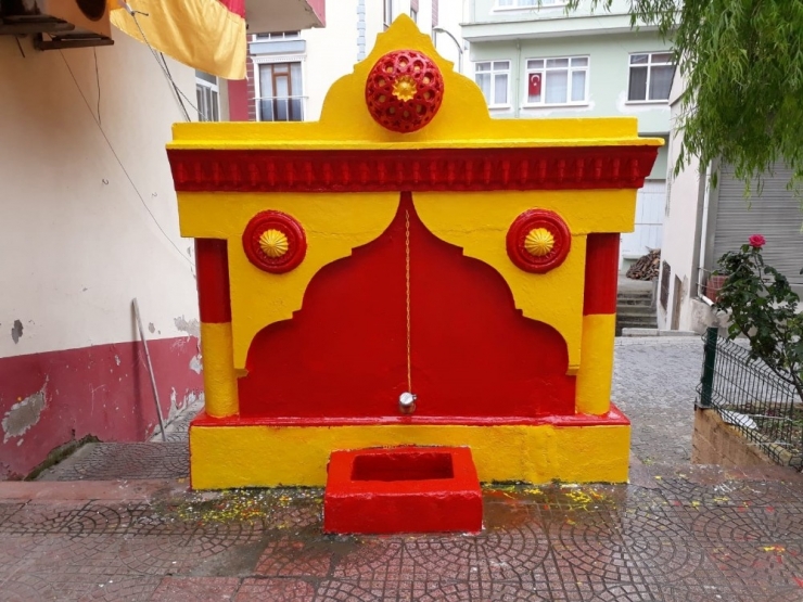 Sinop’ta Çeşmeler Sarı-kırmızıya Boyandı