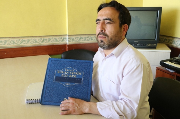 Mersin’de 2 Günde Kur’an Öğrenen Görme Engelli, İsteyenlere Kur’an Öğretiyor