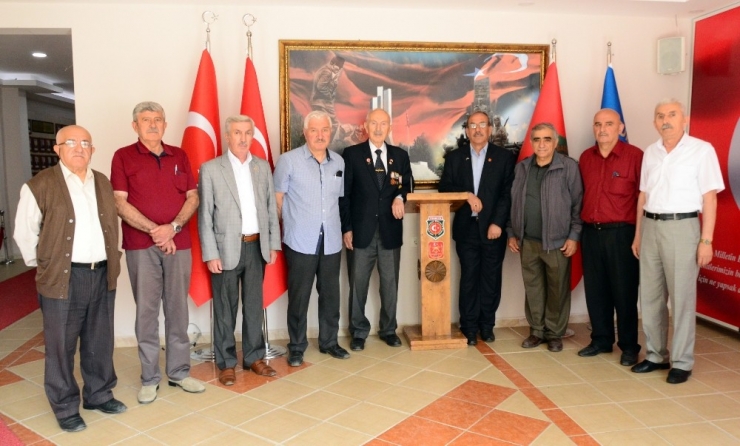 Türkiye Muharip Gaziler Derneği Başkanı Emekli Hakim Kıdemli Albay Ali Cesuroğlu;