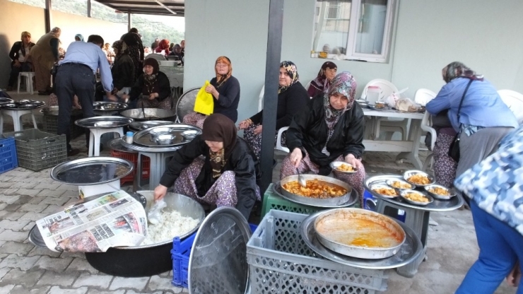 Burhaniye’de Yüzyıllık Toplu İftar Geleneği Devam Ediyor