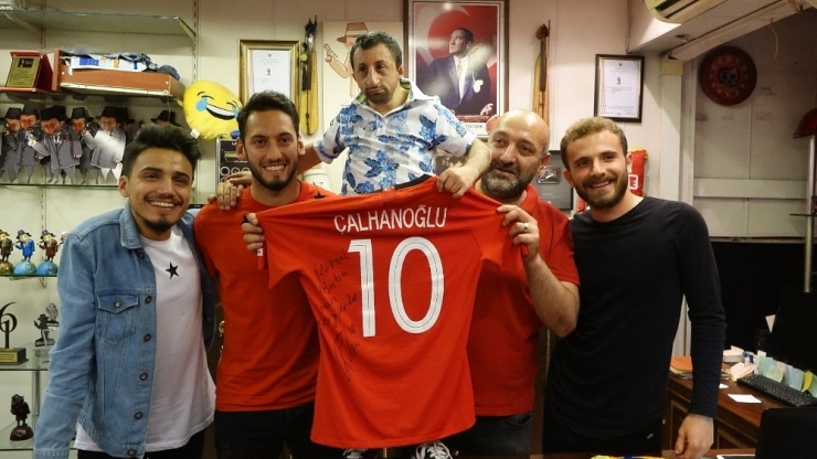 Hakan Çalhanoğlu İftarını ’Köksal Baba’yla Yaptı