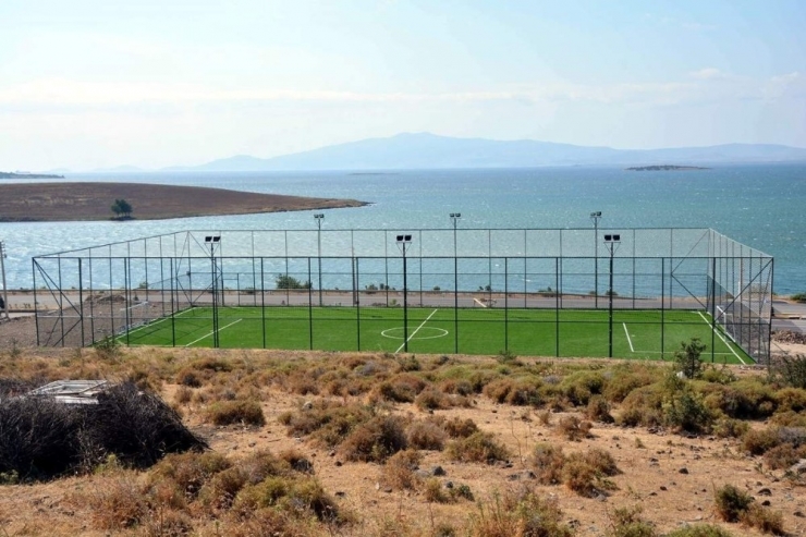 Aliağa’ya İki Ayda Sekiz Halı Saha