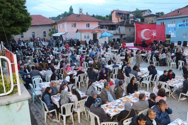 Köyde 5 Bin Kişiye İftar Yemeği
