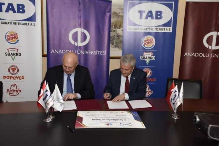 Anadolu Üniversitesi Her Alanda Eğitim İş Birliklerini Sürdürüyor