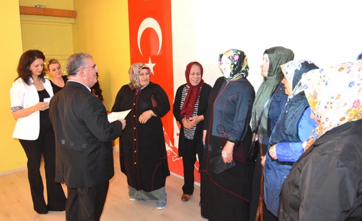Okuma-yazma Kursunu Bitirenler Sertifika Aldı