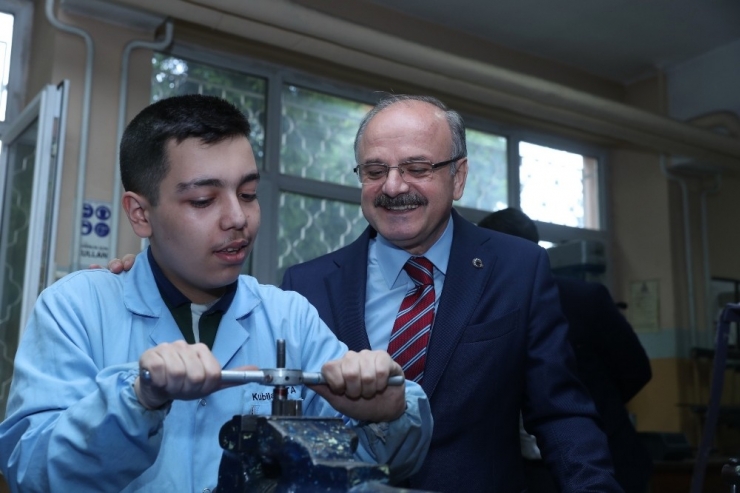 Vali Çakacak, Eskişehir Atatürk Mesleki Ve Teknik Anadolu Lisesi’ni Ziyaret Etti