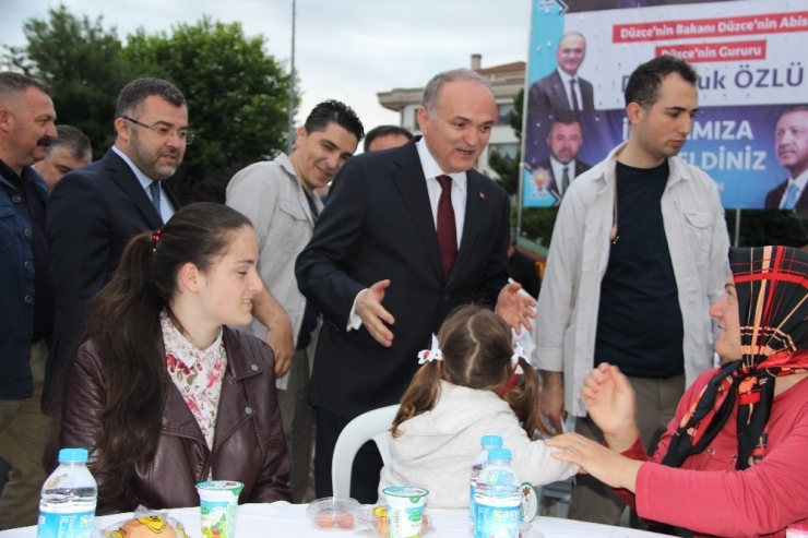 Bakan Özlü, Düzce’de Binlerce Kişi İle İftar Yaptı