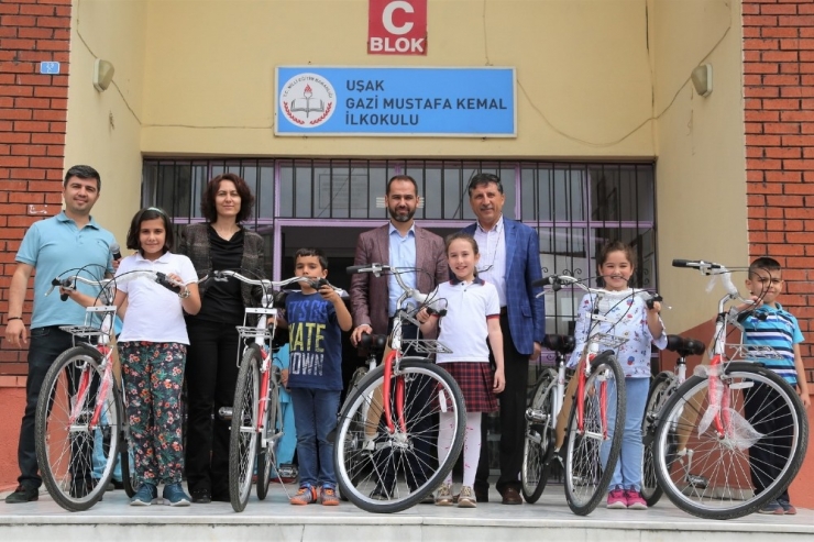 Uşak’ta En Çok Atık Pil Toplayan Minikler Hediyelerini Aldı