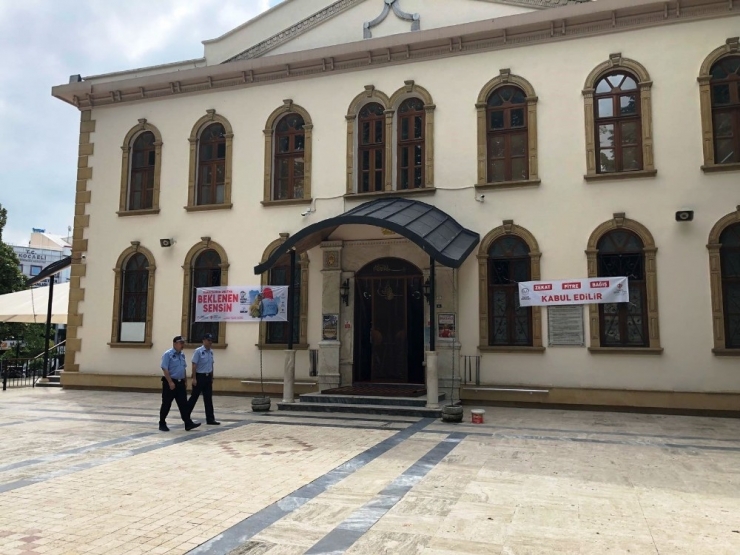 Zabıtadan Cami Önlerinde Dilenci Nöbeti
