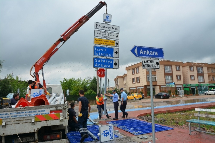 Kartepe’de Trafik Levhaları Yenileniyor
