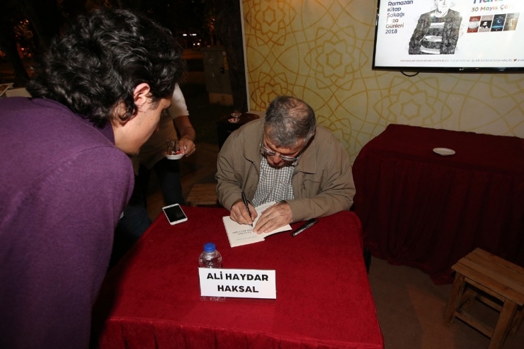 Kitap Sokağı’nda Yazar Ali Haydar Haksal Okurlarıyla Buluştu