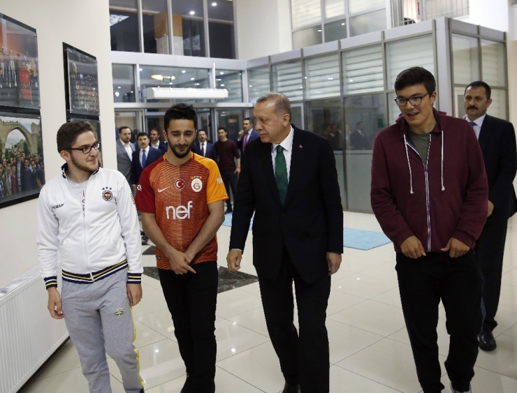 Cumhurbaşkanı Erdoğan Gençlerle Sahur Sofrasında Buluştu