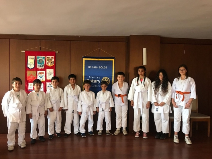 Dünya Uyuşturucuyla Mücadele Eden Sporcular Federasyonu’ndan Okullara Malzeme Yardımı