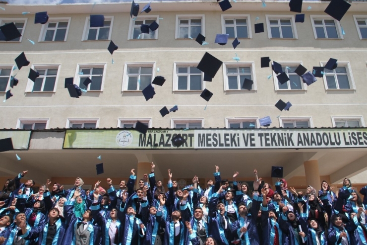 Lisede Mezuniyet Coşkusu Yaşandı