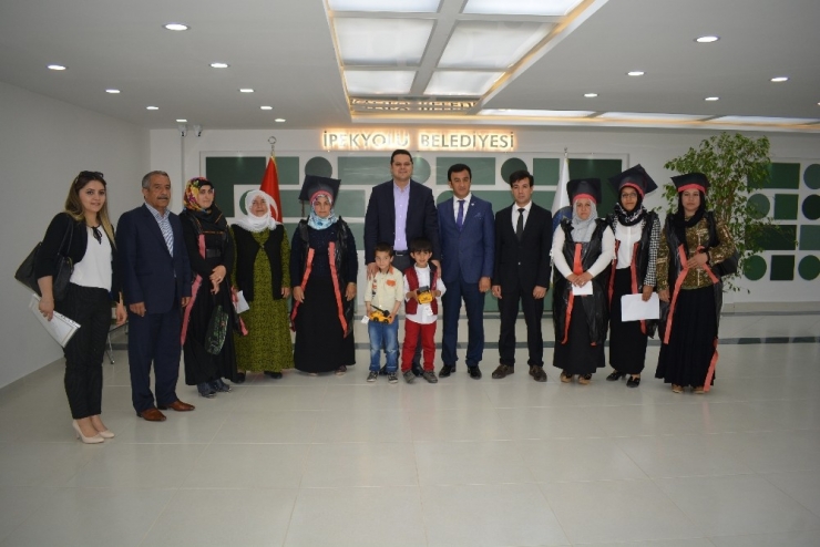 Çöp Poşetinden Tasarladıkları Cübbelerle Mezun Oldular