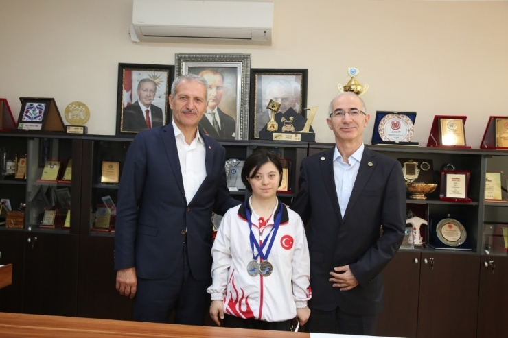 Milli Yüzücü’den Başkan Dişli’ye Ziyaret