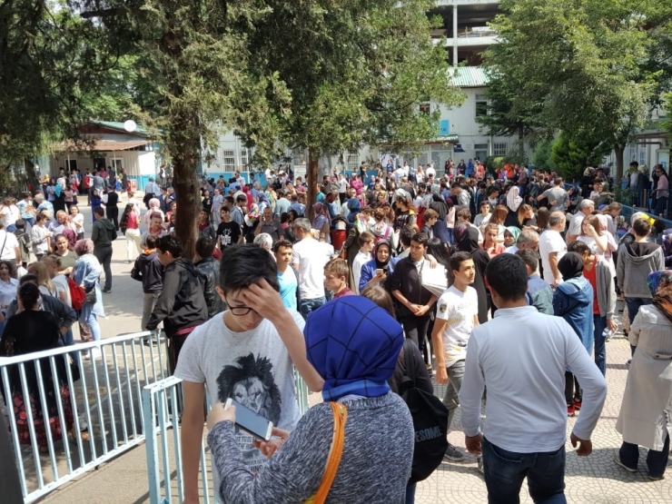 Lgs İçin Çocuklar İçeride, Aileler Dışarıda Ter Döktü