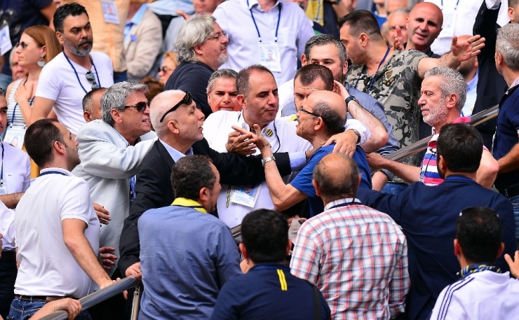 Fenerbahçe Kongresi’nde Gerginlik