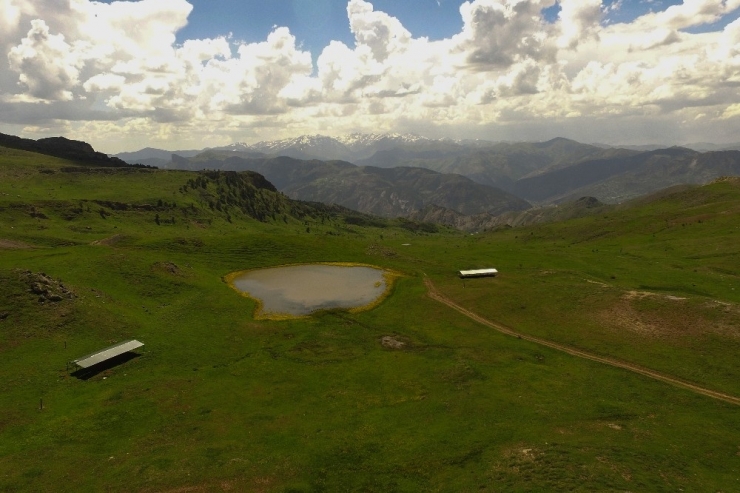 Adını Efsanelerden Alan ‘Dipsiz Göl’ Büyülüyor