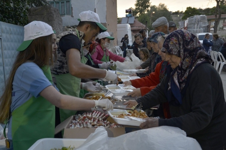 Tepebaşı’nda Sokak İftarları Devam Ediyor