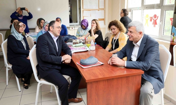 Başkan Karaosmanoğlu’nun Okul Ziyaretleri Sürüyor