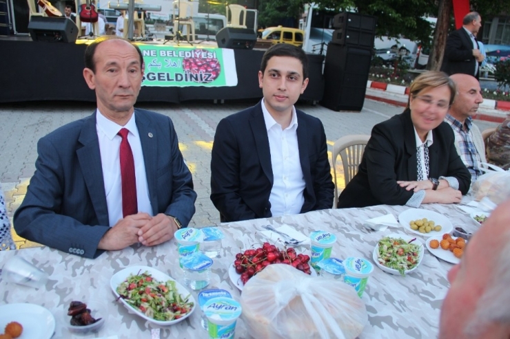 Şaphane Ve Konak Belediyesi’nden ’Dayanışma Ve Bereket Sofrası’