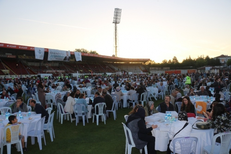 Sivrihisar Belediyesinden 10 Bin Kişilik İftar