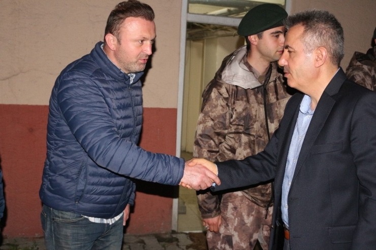 Vali Elban, Özel Harekat Polisleri İle Sahur Yaptı