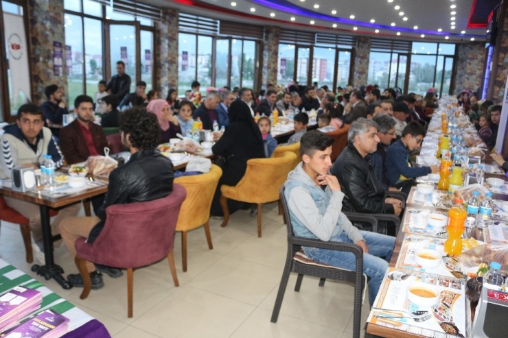 Ağrı İhh’dan Yetim Çocuklara İftar