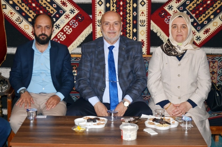 Yelis: "Akşener Torun Bakmaya Başlayınca İyi Parti Milletvekilleri Ortada Kalacak"