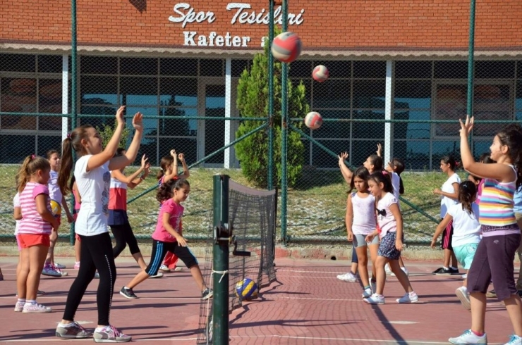 Aliağalı Gençlerden Yaz Spor Okullarına Yoğun İlgi
