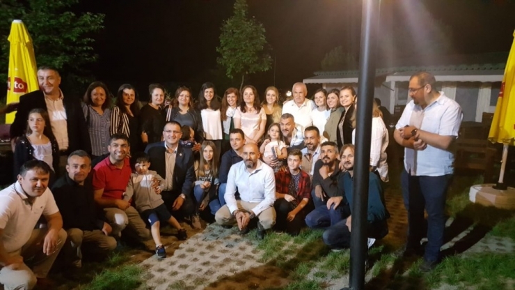 Lise Arkadaşları, 21 Yıl Sonra Sosyal Medya Yardımıyla İftarda Buluştu