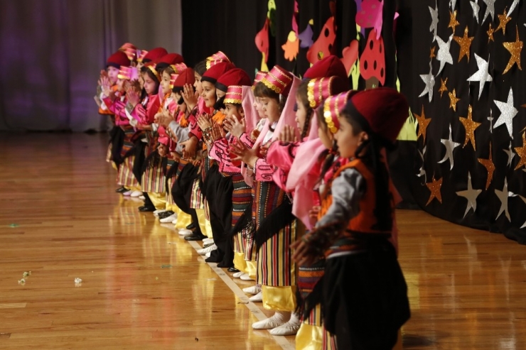 Miniklerden Yıl Sonu Etkinliğinde Unutulmaz Performans