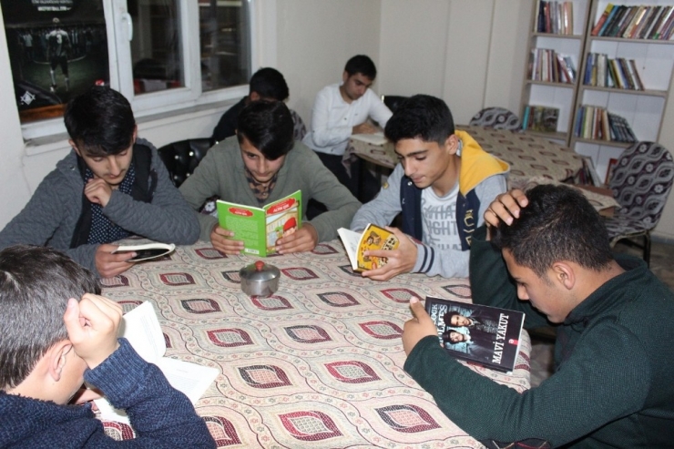 Malazgirt’te "Çaylar Bizden Kitaplar Sizden" Kampanyası